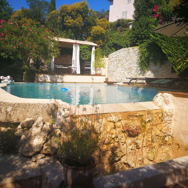 Piscine extérieure avec cascade